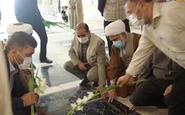 عطر افشانی و نثار گل به مزار شهدا در هفته حج